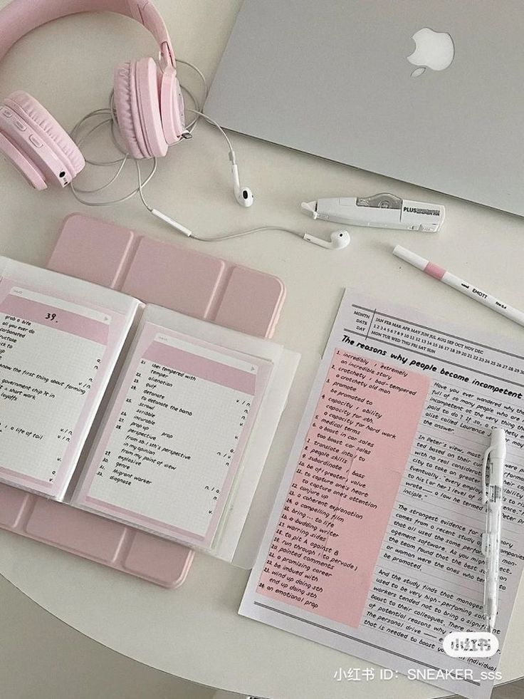 Student studeert met roze bureau